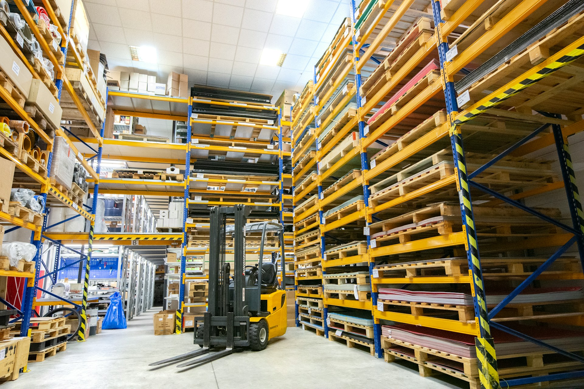 Warehouse storage facility with forklift and industrial inventory shelving